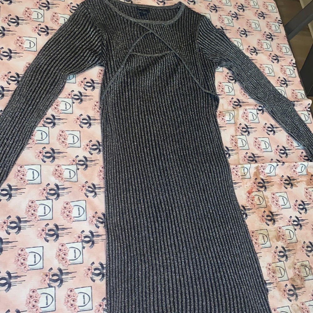 Beautiful long sleeve dress perfect for a get together with friends or datenight